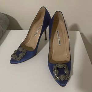 manolo blahnik blue satin pumps